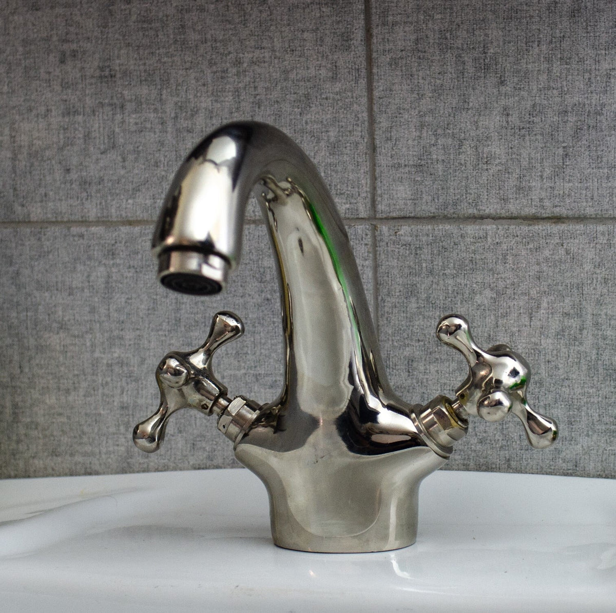 Single-Hole Bathroom Faucet – polished nickel Tap