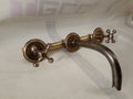 Élégance Vintage : Robinet Mural en Laiton Patiné avec Poignées Croisées et Valve en Laiton - Fini Bronze Antique