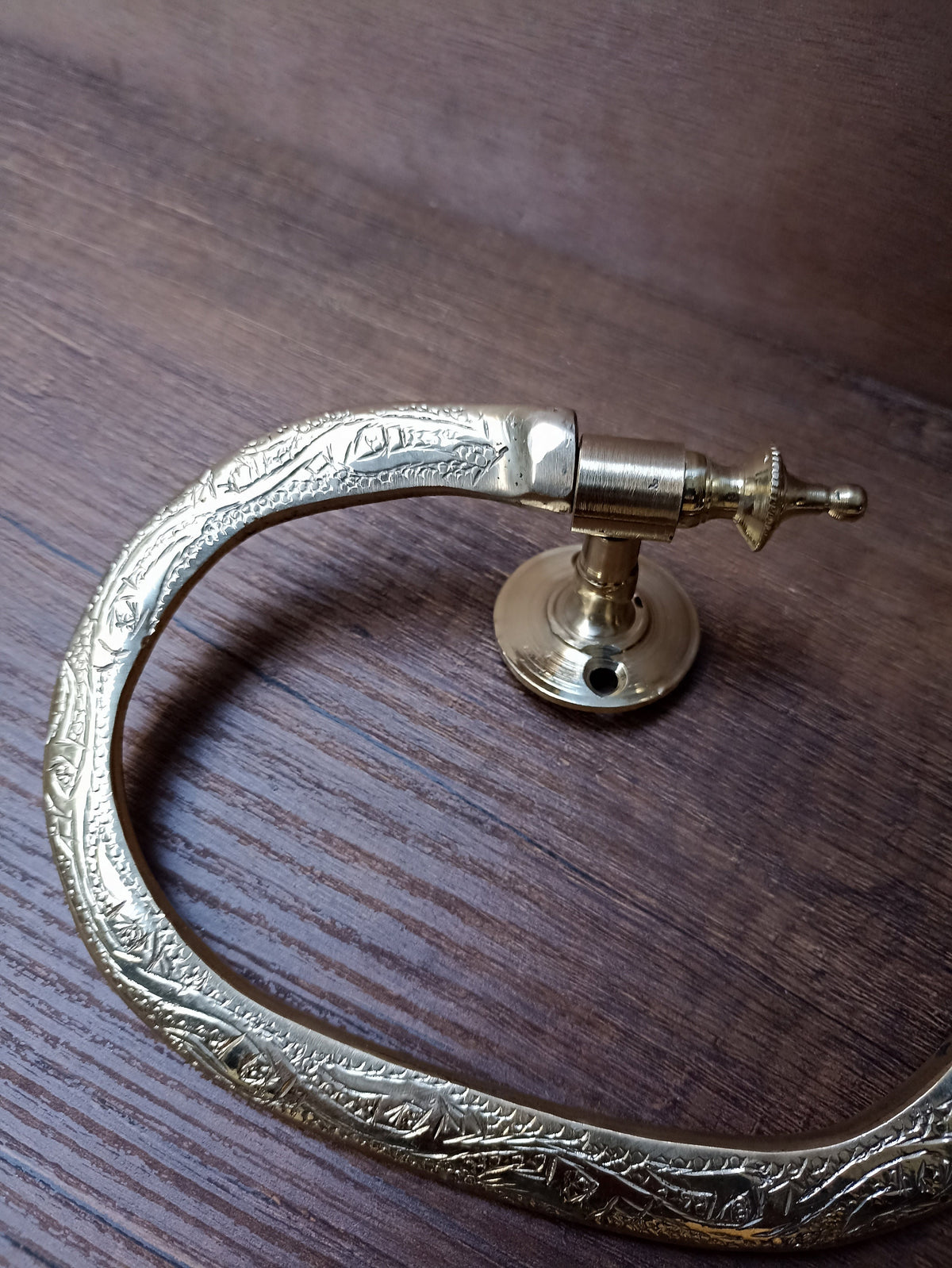 Polished Brass Wall-Mounted Toilet Paper Holder: Elegant Bathroom Décor