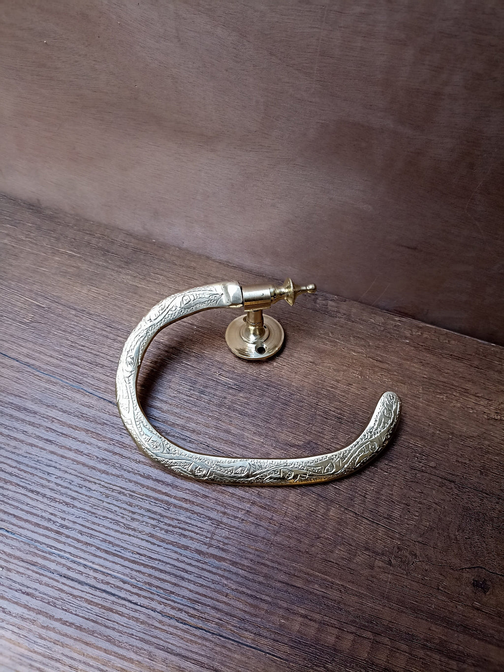 Polished Brass Wall-Mounted Toilet Paper Holder: Elegant Bathroom Décor