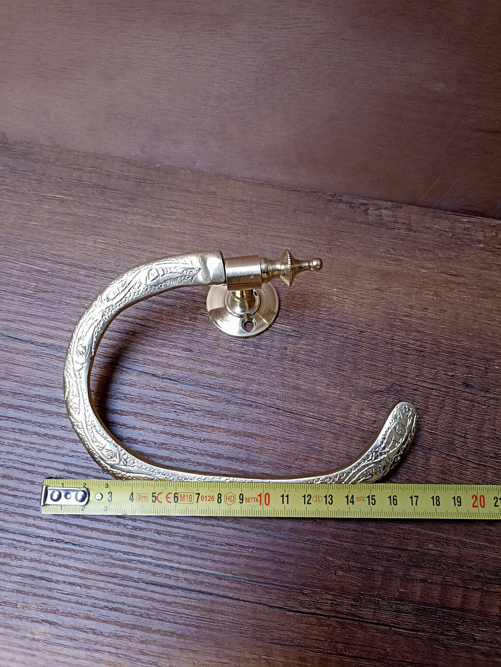 Polished Brass Wall-Mounted Toilet Paper Holder: Elegant Bathroom Décor