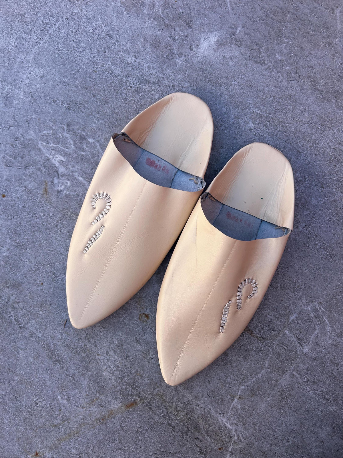 Artisan Moroccan Men’s Leather beige Babouches, Hand-Stitched Sheepskin Slippers, Soft Leather Slides for Everyday Comfo