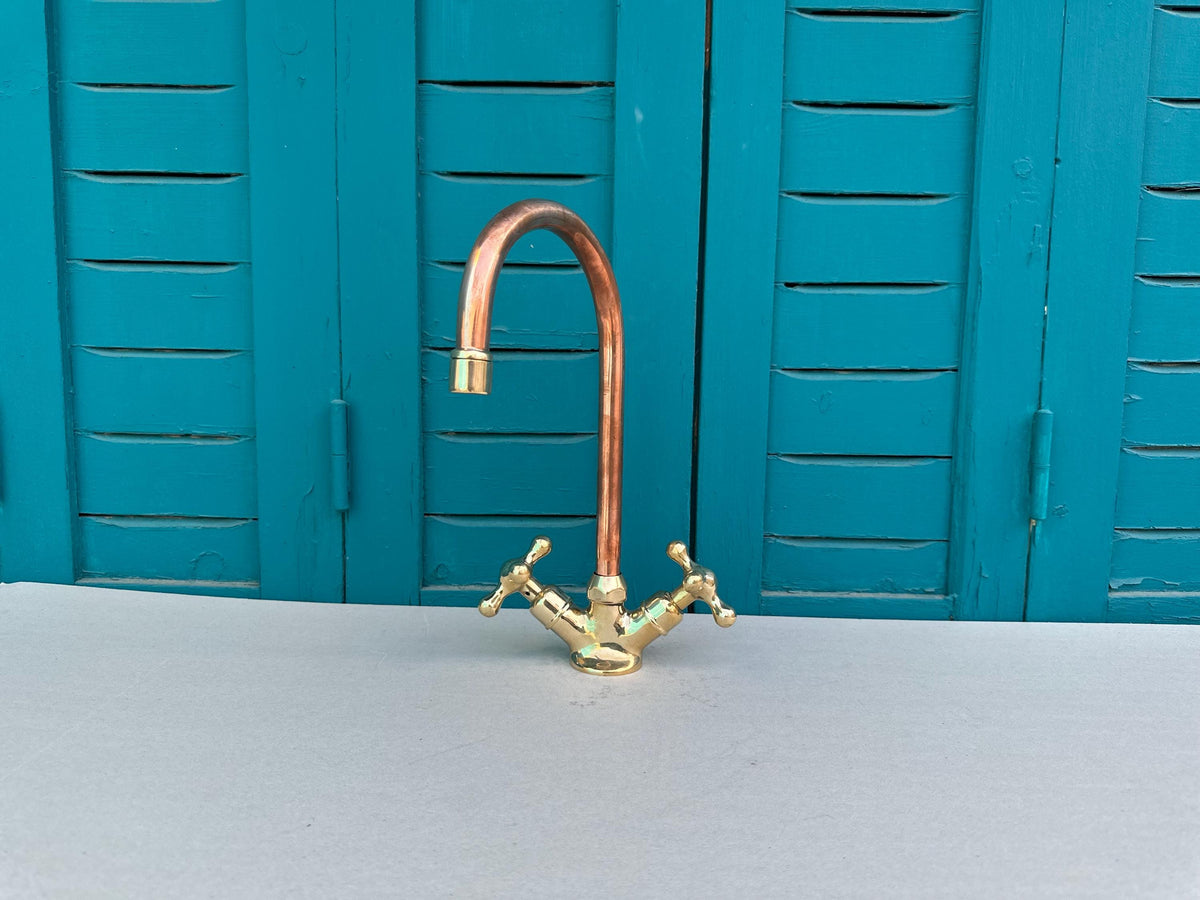 Single hole gooseneck faucet