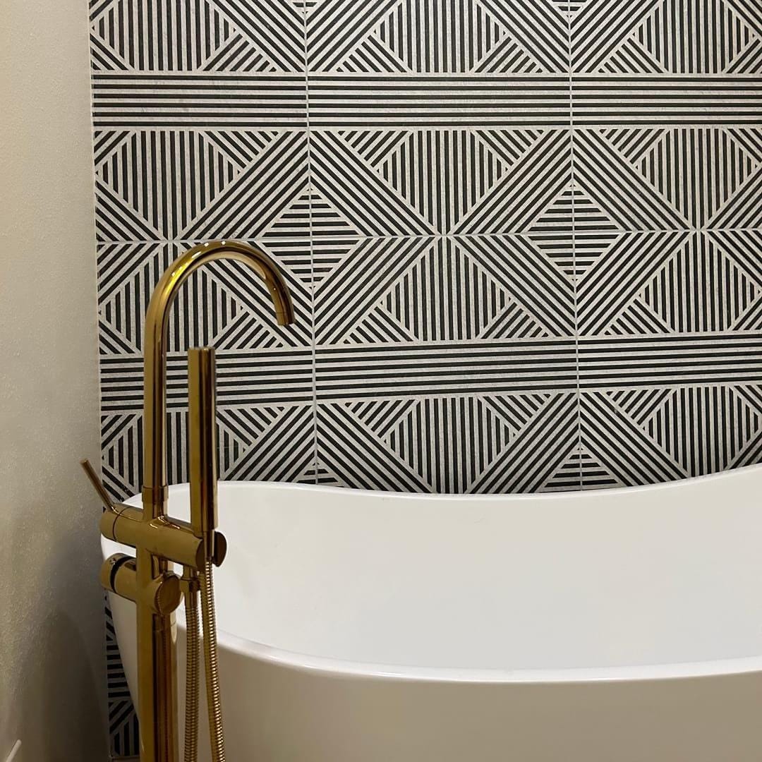 Elegant Floor Mounted Freestanding Tub Filler with Hand Shower