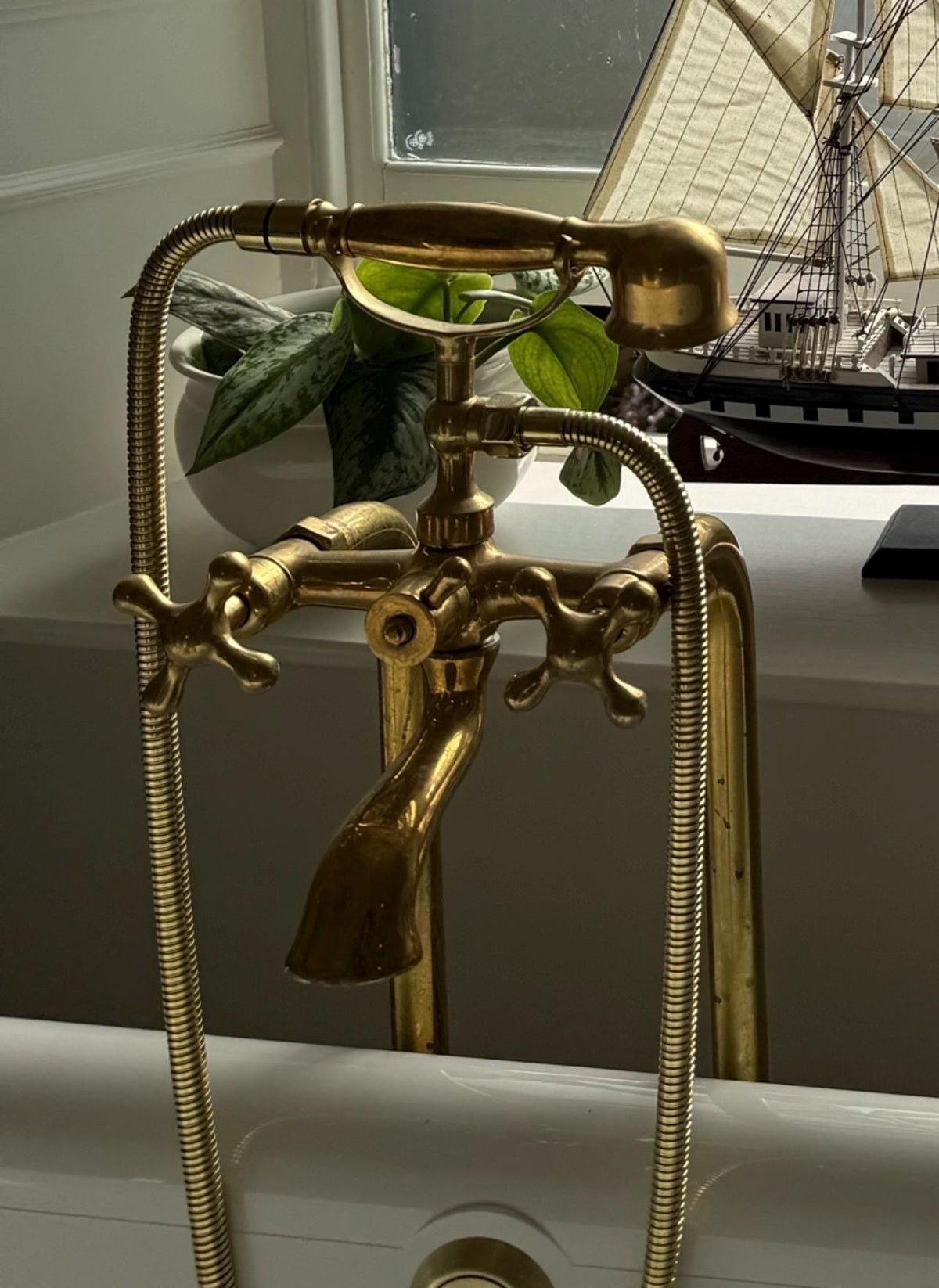 Elegant Floor Mounted Freestanding Tub Filler with Hand Shower